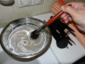 Как правильно мыть кисти для макияжа?