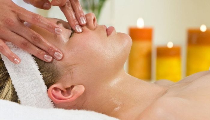 Как проводят медовый массаж для лица? Техника выполнения
