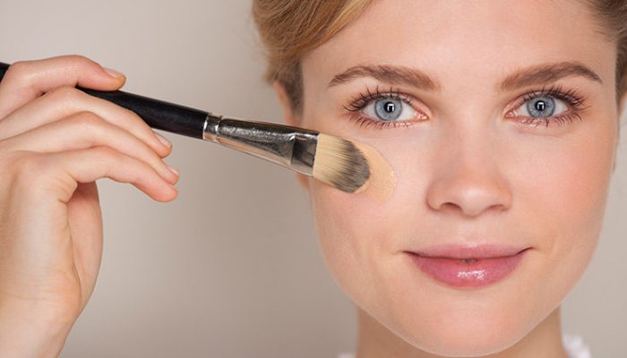 Как правильно наносить тональный крем на лицо?