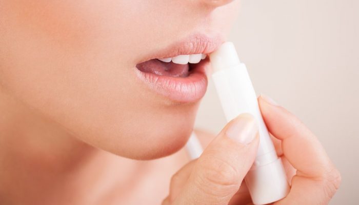 Почему трескаются уголки рта? Причины, симптомы и лечение ангулита