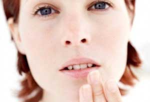 Как убрать простуду на губах?