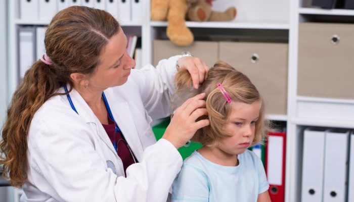 Как выполняется обработка волосистой части головы при педикулезе? Полезная информация для медсестры и пациента