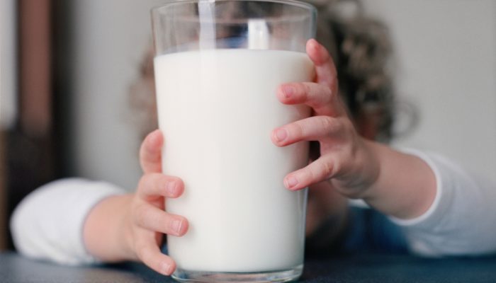 Почему возникает аллергия на молоко у детей и взрослых? Симптомы и рекомендации по питанию