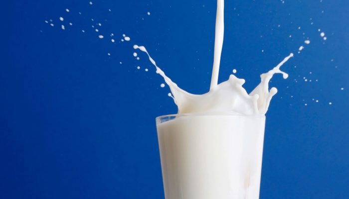 Как использовать молоко для кожи лица?
