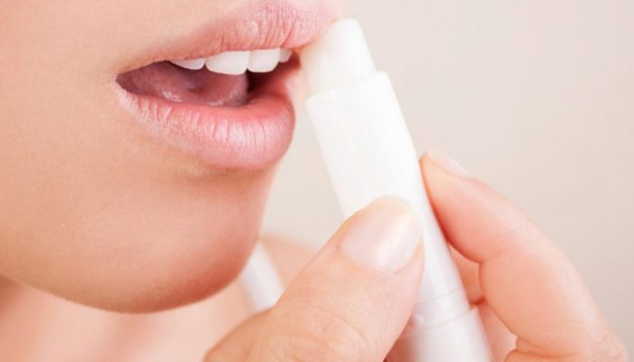 Почему сильно трескаются губы? Причины и лечение распространенной проблемы