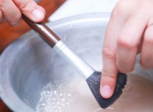 Как правильно мыть кисти для макияжа?