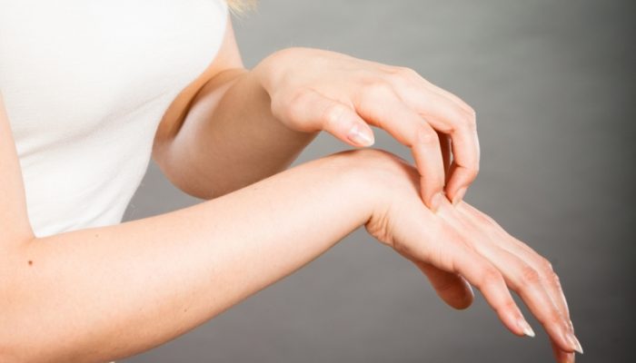 Почему возникает покраснение на руках, зуд и трещины? Эффективное устранение неприятных симптомов