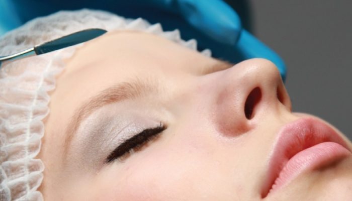 Как проводится подтяжка лица без операции и хирургическим методом? Плюсы и минусы каждого способа