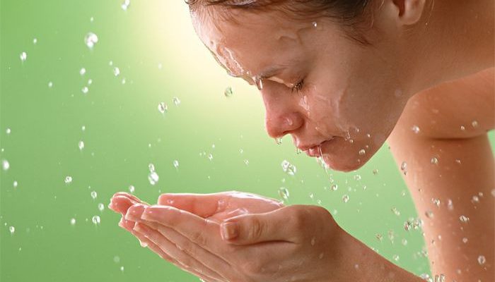 Почему чешется кожа после душа? Подробно об аквагенном зуде, аллергии на воду и крапивнице